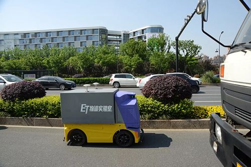 科技 正文   4月18日,菜鸟网络公开了一段自主研发的物流无人车路测